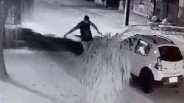 Personal flagra traição da esposa com mendigo