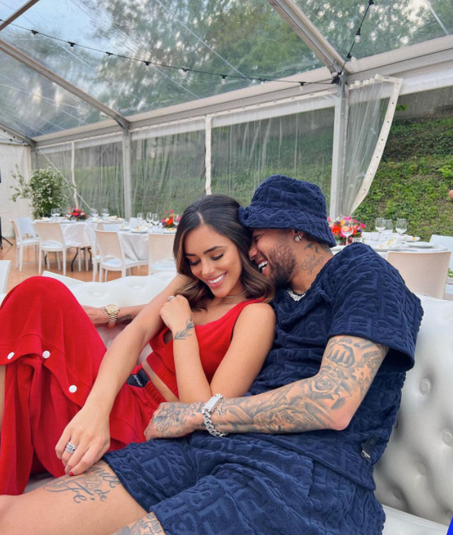 Neymar utiliza suposto anel de compromisso e surpreende web