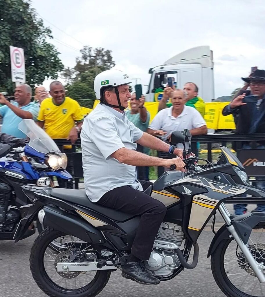 Bolsonaro participa de motociata e cita esquerda durante discurso no Vale do Aço