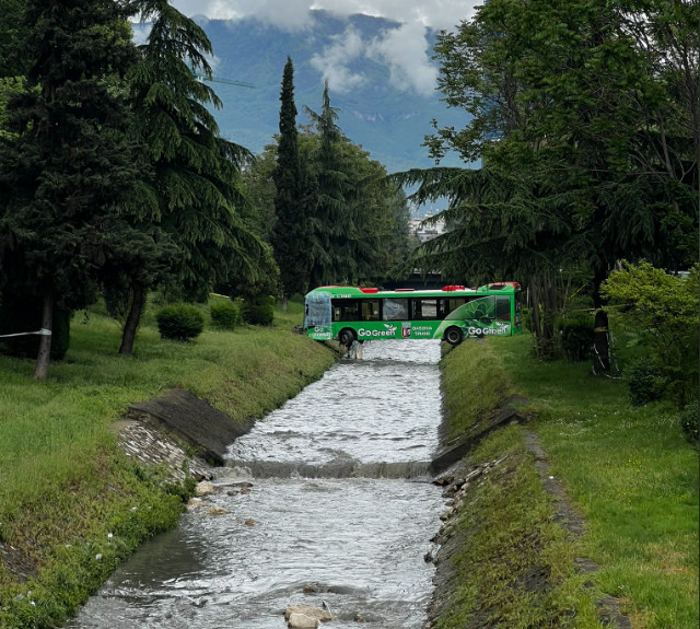 Ônibus envolvido em acidente vai ser mantido em local inusitado; entenda