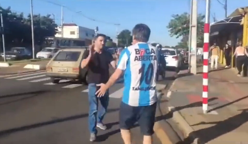 Vídeo: Boca Aberta briga com Mamãe Falei na rua
