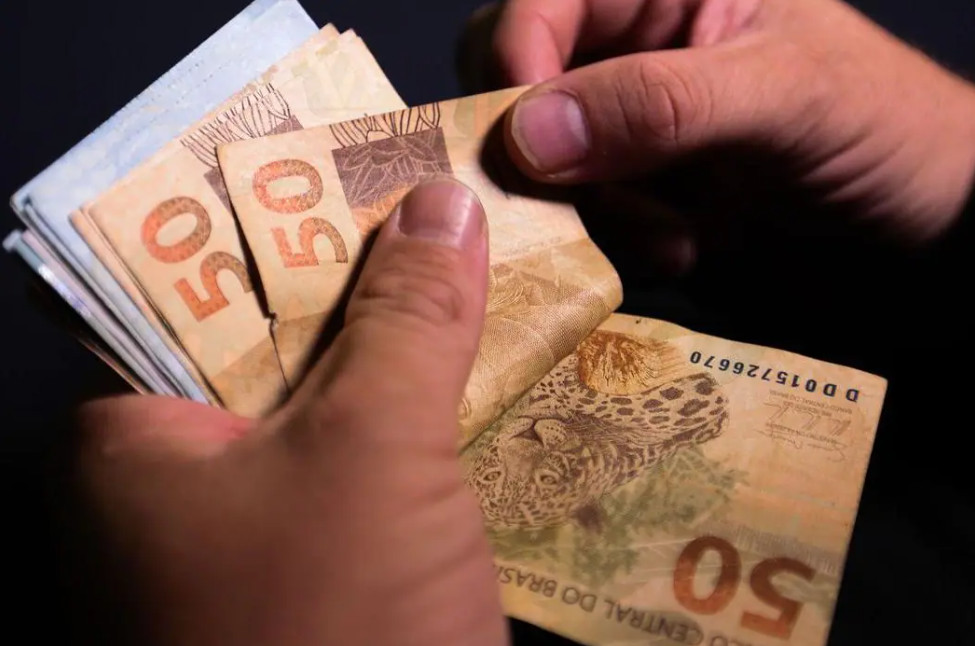 Funcionário recebe R$ 1 milhão da empresa por engano, pede demissão e foge