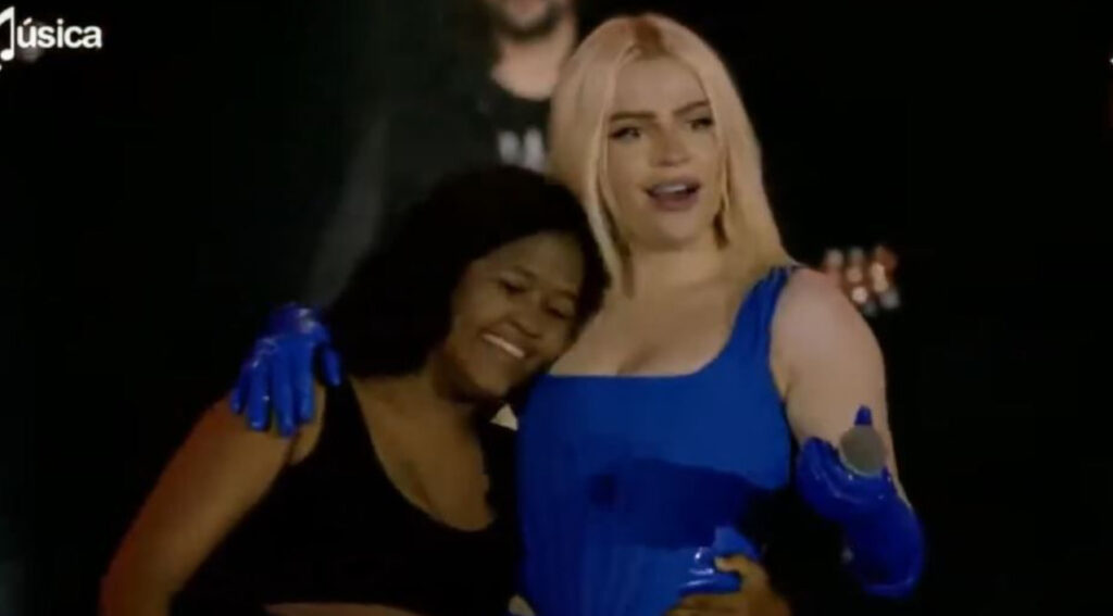 Vídeo: fã invade palco, Luísa Sonza impede expulsão e dança com jovem