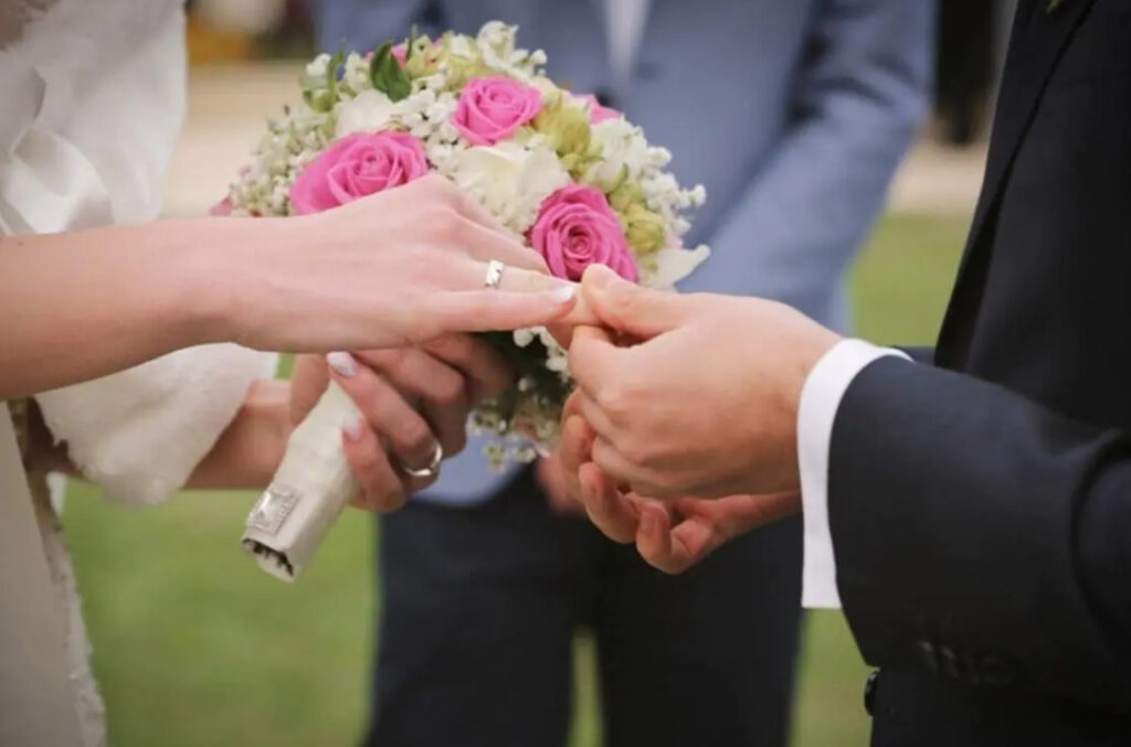 Mineiros usam bijuteria em casamento por atraso de alianças e serão indenizados