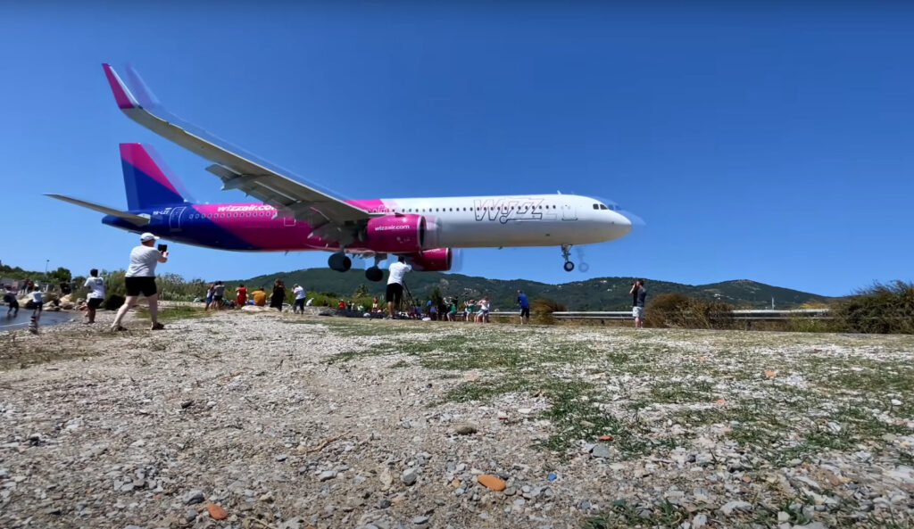 Vídeo: avião faz pouso mais baixo já visto e passa próximo a pessoas