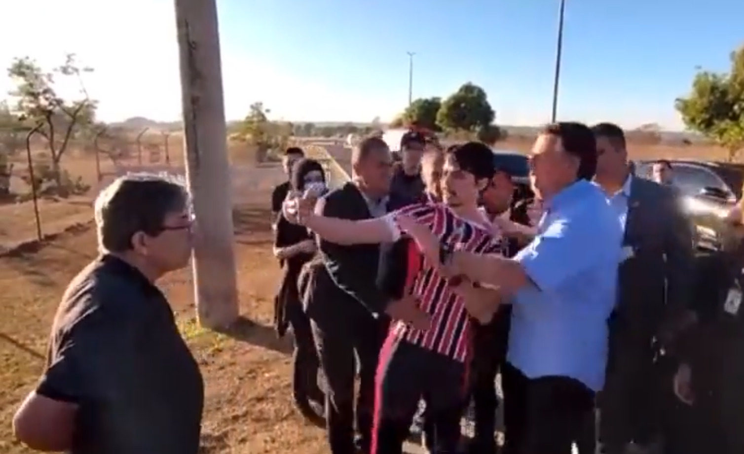 Bolsonaro se envolve em confusão com youtuber