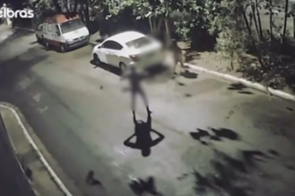 Casal fica nu na rua após ter o carro roubado por assaltantes no Buritis, em BH