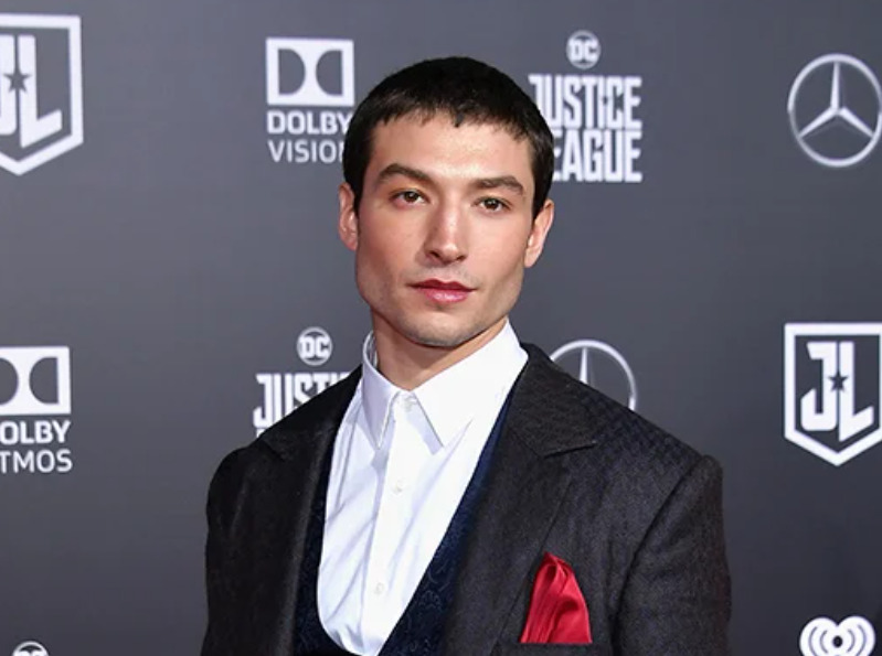“Quero pedir desculpas”, declara Ezra Miller após polêmicas