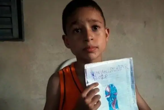 Sem dinheiro para figurinhas, menino desenha álbum da Copa do Mundo