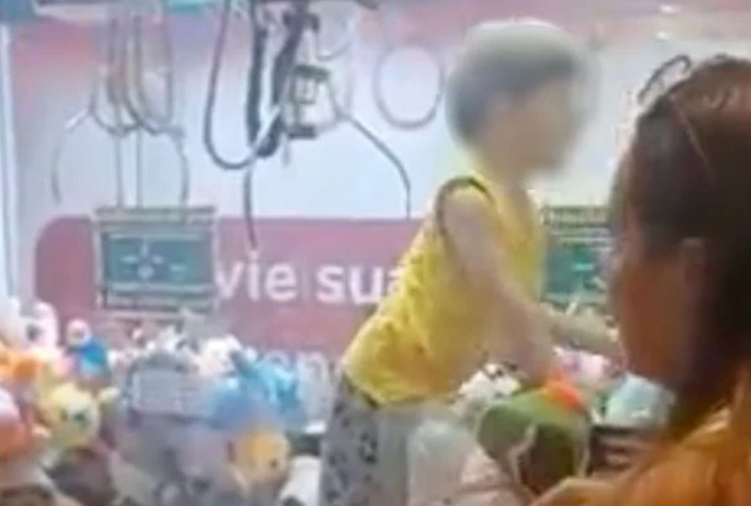 Vídeo: criança fica presa em máquina caça-brinquedos de shopping do RJ