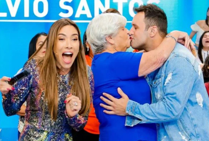 Vídeo: humorista beija idosa no SBT e surpreende Patrícia Abravanel