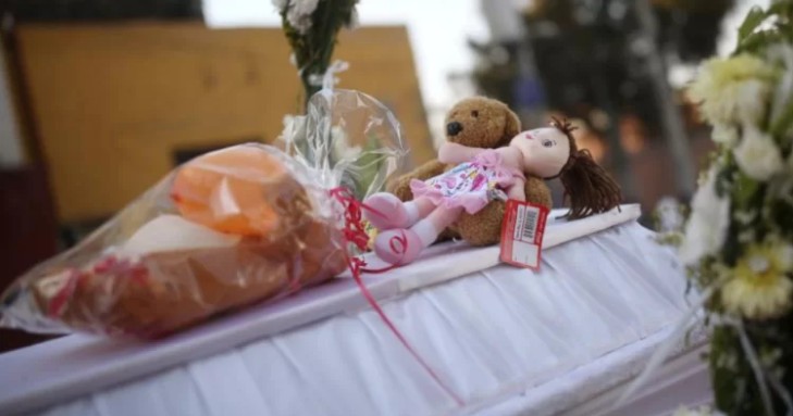 Menina de 3 anos é velada ainda viva após erro médico