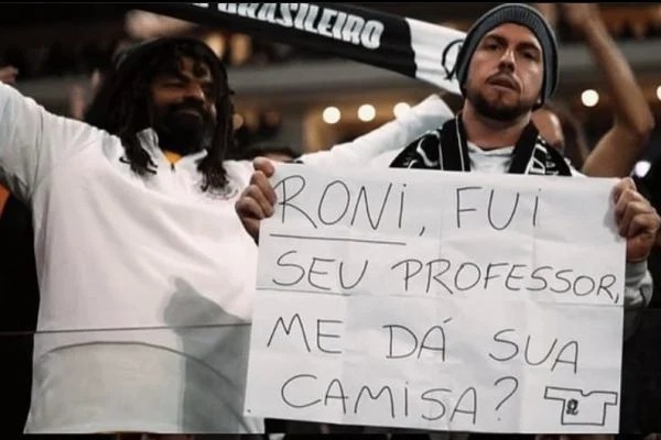 Jogador do Corinthians dá camisa a torcedor que foi seu professor