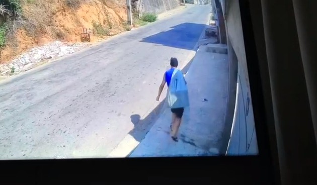 Câmera de segurança flagra mulher supostamente deixando caixa com recém-nascida em Ipatinga