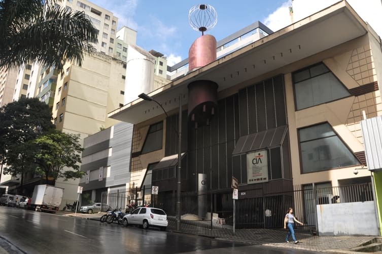 Adolescente compra carro roubado para sair com a namorada e é apreendido