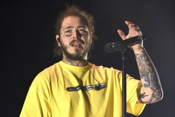 Vídeo: Post Malone cai em show e sai carregado por paramédicos