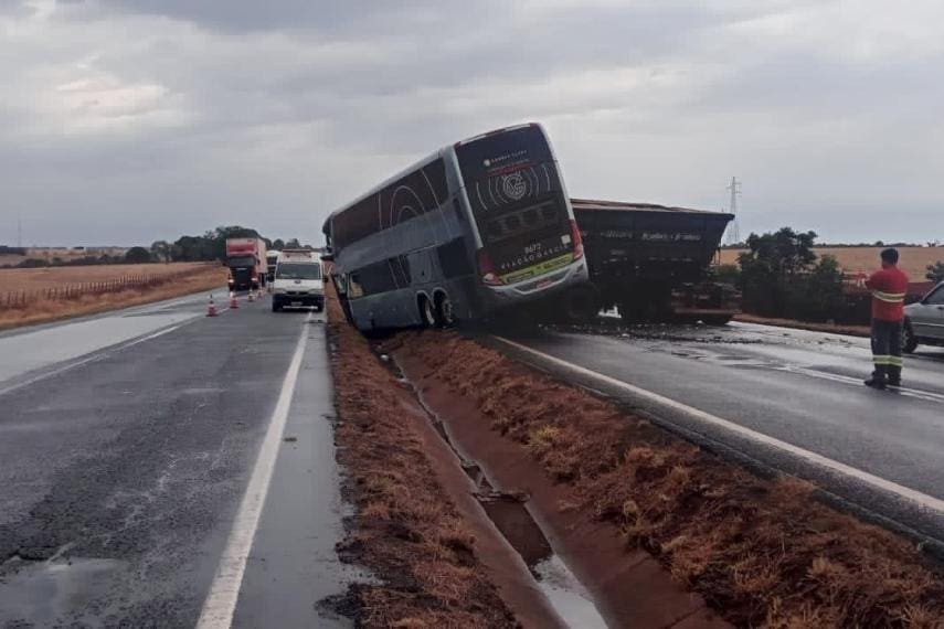 Acidente entre ônibus e caminhão deixa dois mortos e 40 feridos em Minas