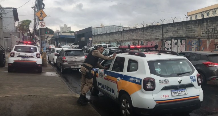 Influencer leva filhos adolescentes em motel com garotas de programa e acaba preso em BH