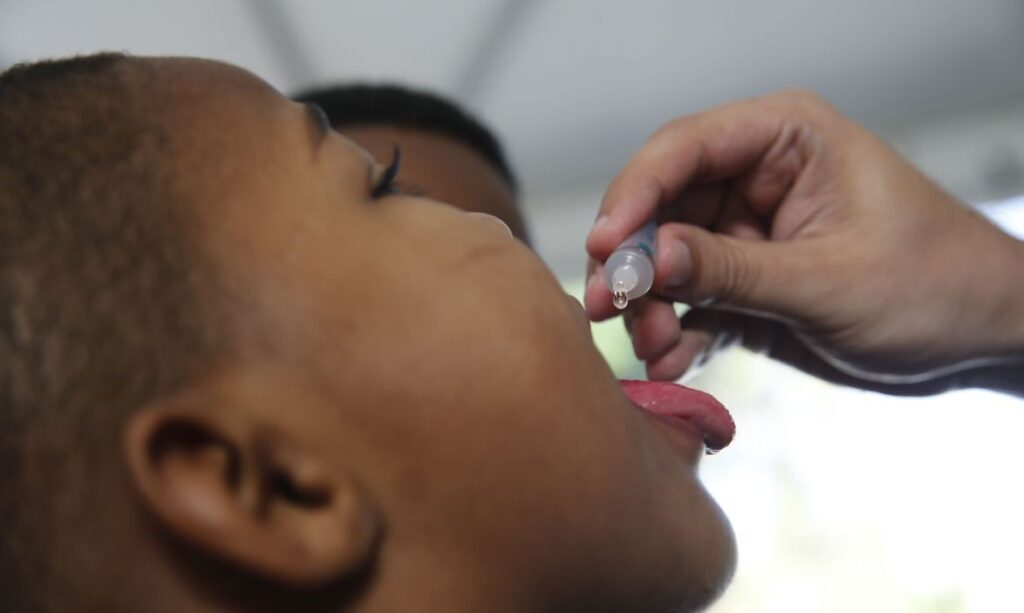 Com 54% do público alvo vacinado, campanha de vacinação contra a pólio termina amanhã no Brasil