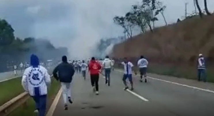 Confronto entre torcidas organizadas de Cruzeiro e Palmeiras tem quatro baleados no interior de Minas