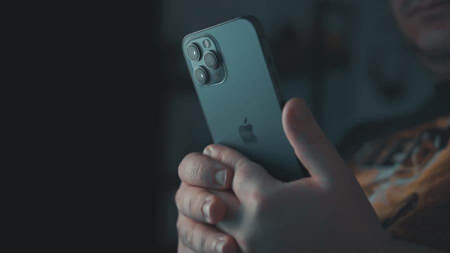 Justiça multa Apple em R$ 12,2 milhões e suspende venda de Iphone sem carregador