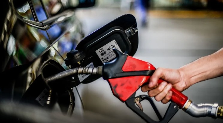 Petrobras anuncia redução de 25 centavos no preço da gasolina