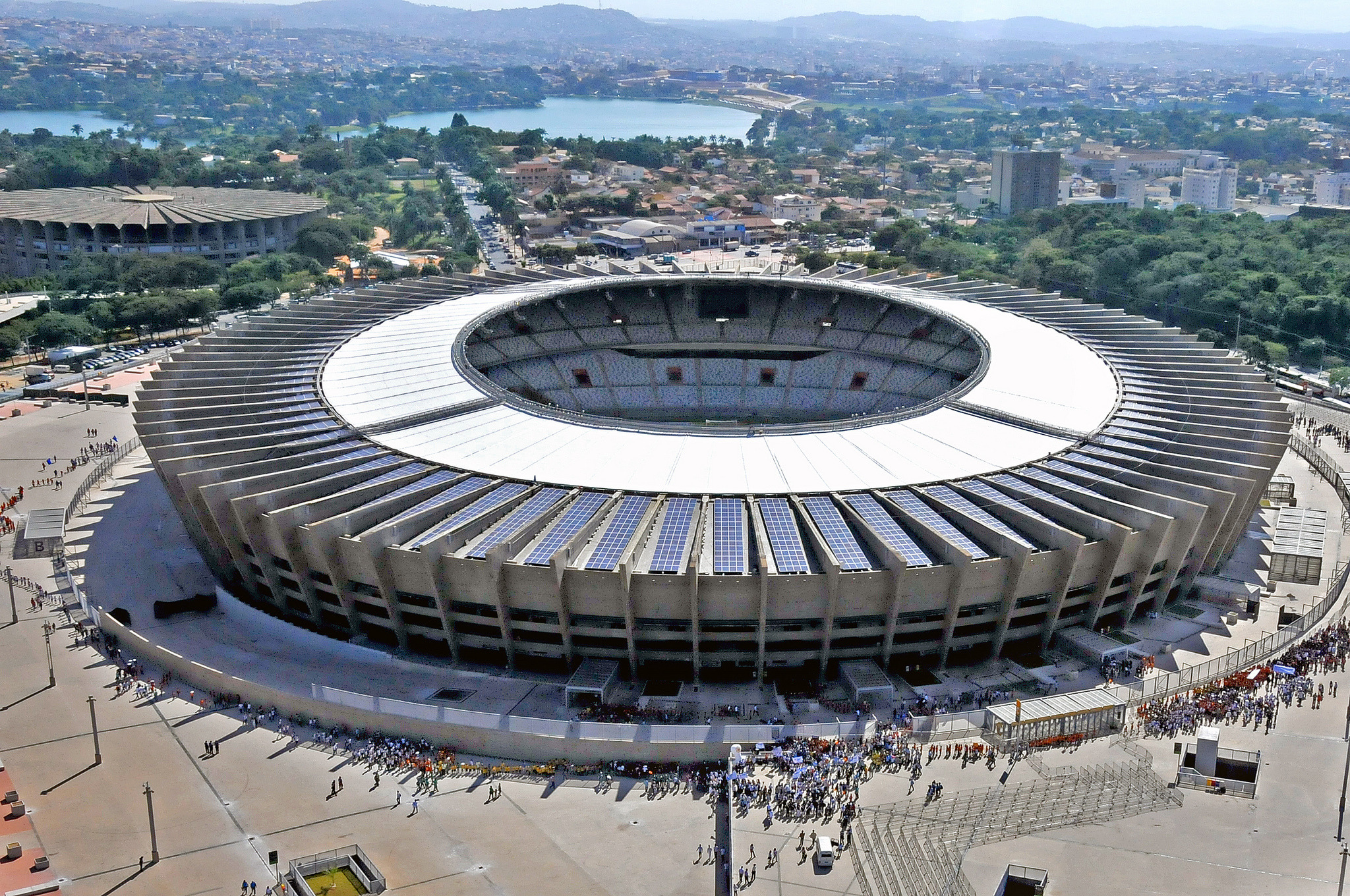 Zema confirma que Cruzeiro pode assumir administração do Mineirão