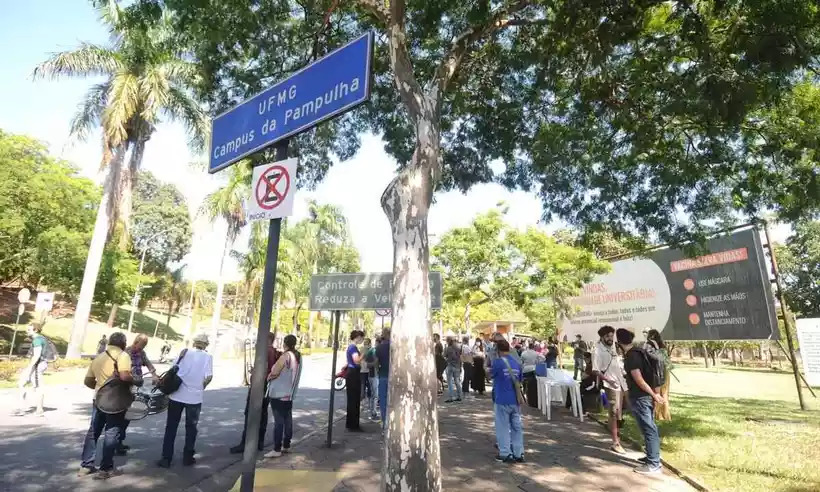 Governo corta R$ 2,4 bi do MEC e federais podem parar por falta de recursos