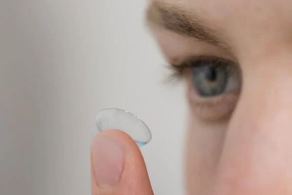 Imagens fortes: oftalmologista remove 23 lentes de contato de paciente