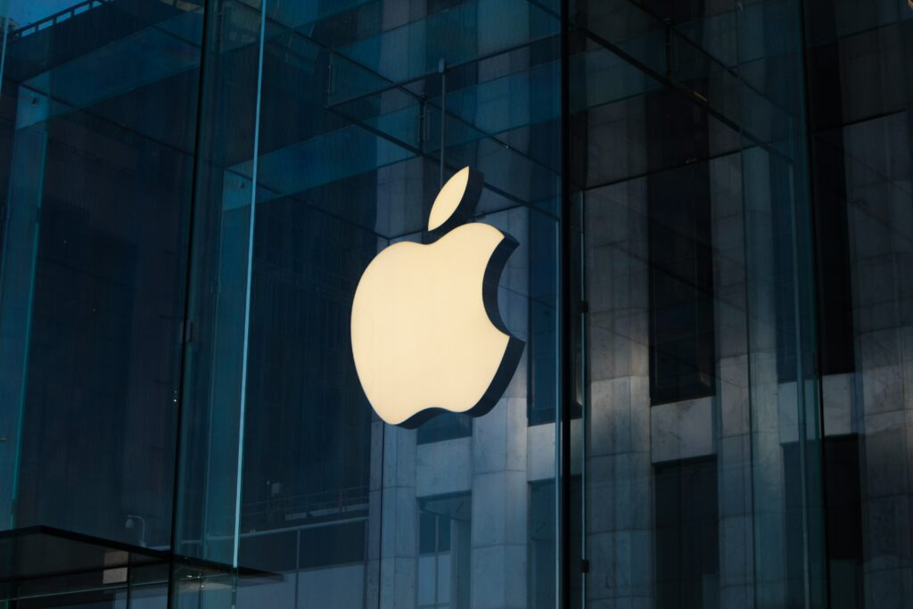 Justiça condena Apple em R$ 100 mi e a obriga a entregar carregadores a quem comprou iPhone
