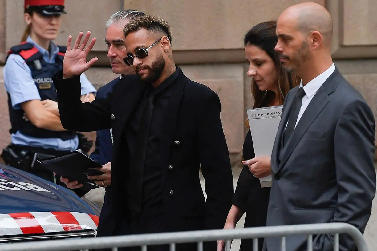 Neymar afirma em julgamento que assinava os documentos solicitados pelo pai