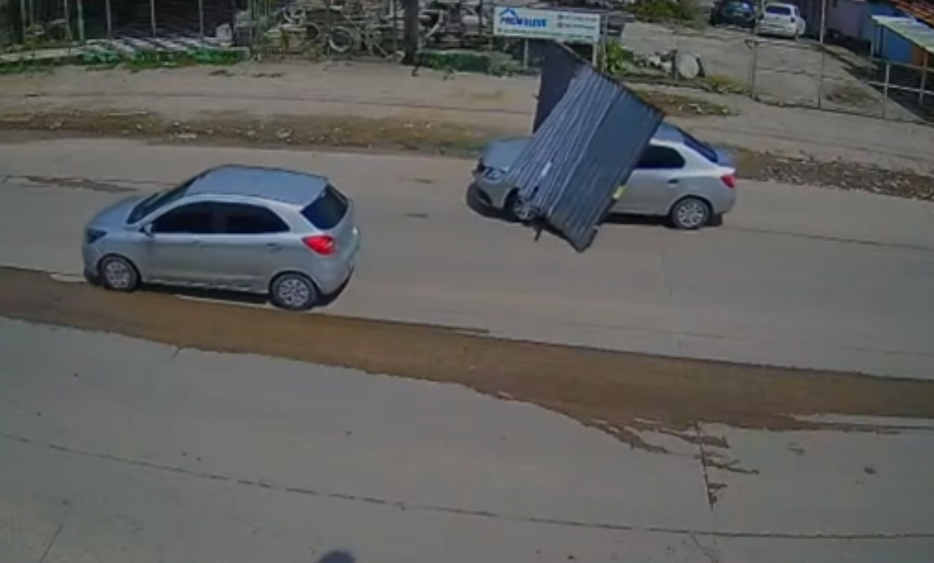 Vídeo: Homem foge de motel sem pagar conta e arrasta portão por avenida