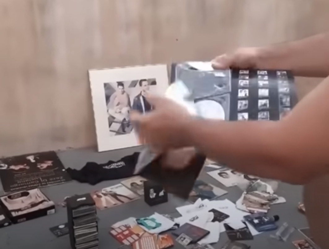 Vídeo: Fã se revolta e destrói discos após Zezé apoiar Bolsonaro