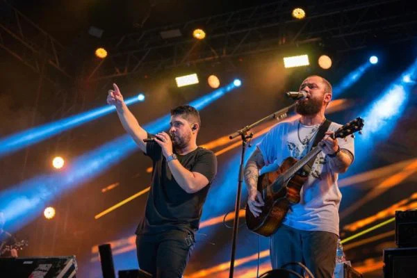 Vídeo: Jorge e Mateus paralisam show e denunciam furtos de celulares