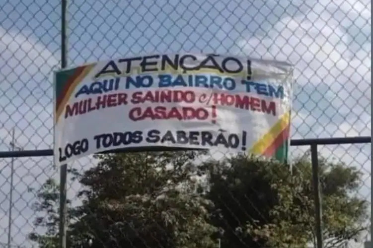Faixa inusitada chama atenção no Barreiro: 'tem mulher saindo com homem casado'