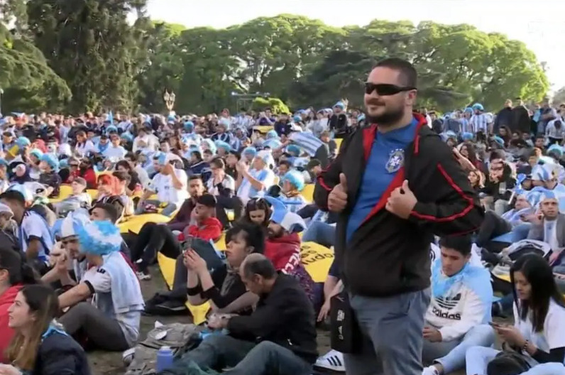 Brasileiro assiste Argentina x Arábia Saudita 'infiltrado' em Buenos Aires