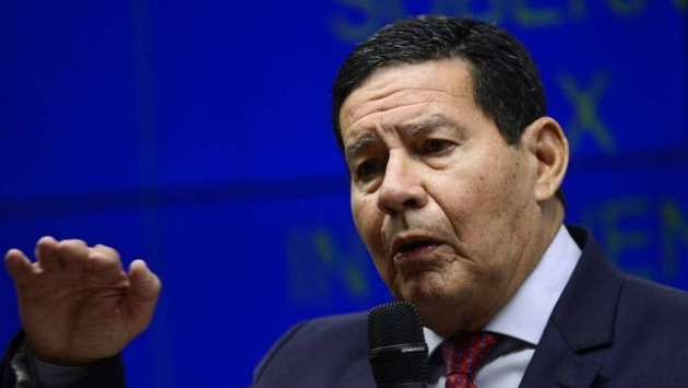 Mourão viraliza nas redes sociais após ser apelidado de "Paquita da Ditadura"