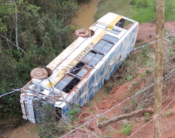 Ônibus escolar perde o controle e cai em ribanceira em Antônio Dias