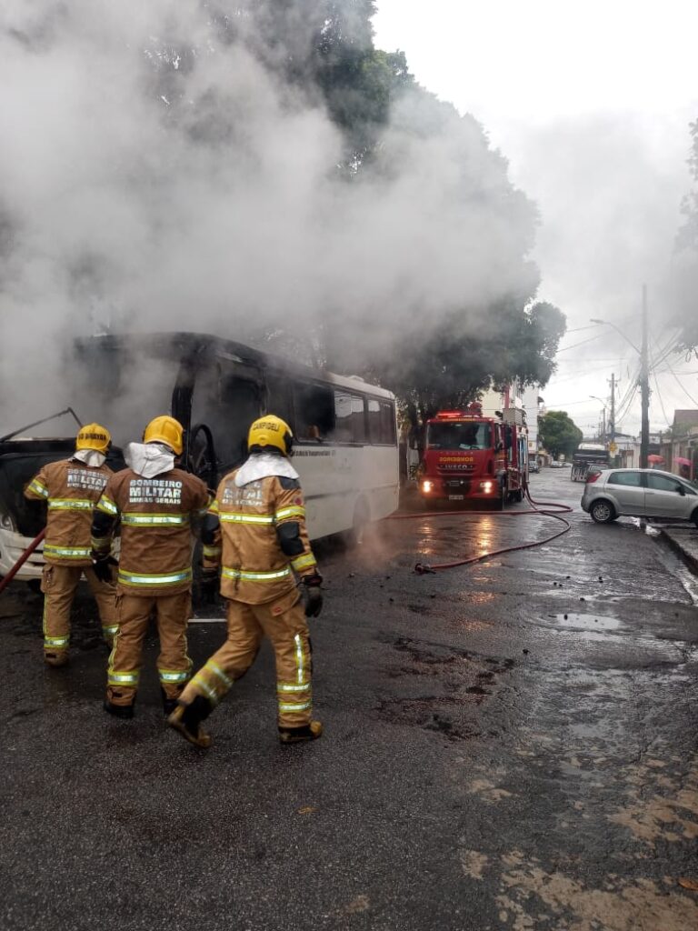 Ônibus com pacientes do município de Dionísio pega fogo em Ipatinga