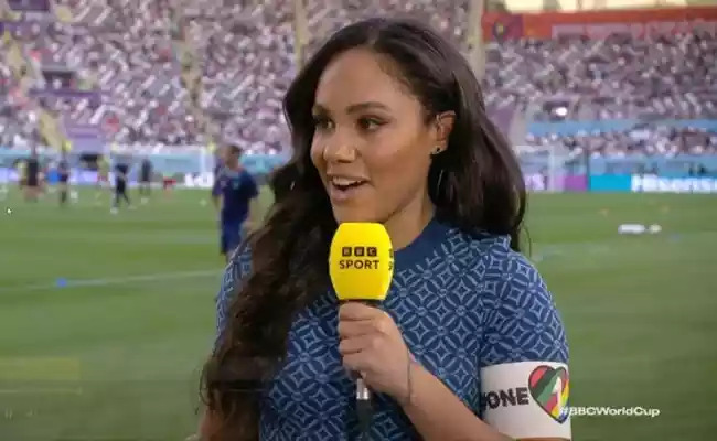 Repórter usa braçadeira arco-íris proibida pela Fifa antes de Inglaterra x Irã pela Copa do Mundo
