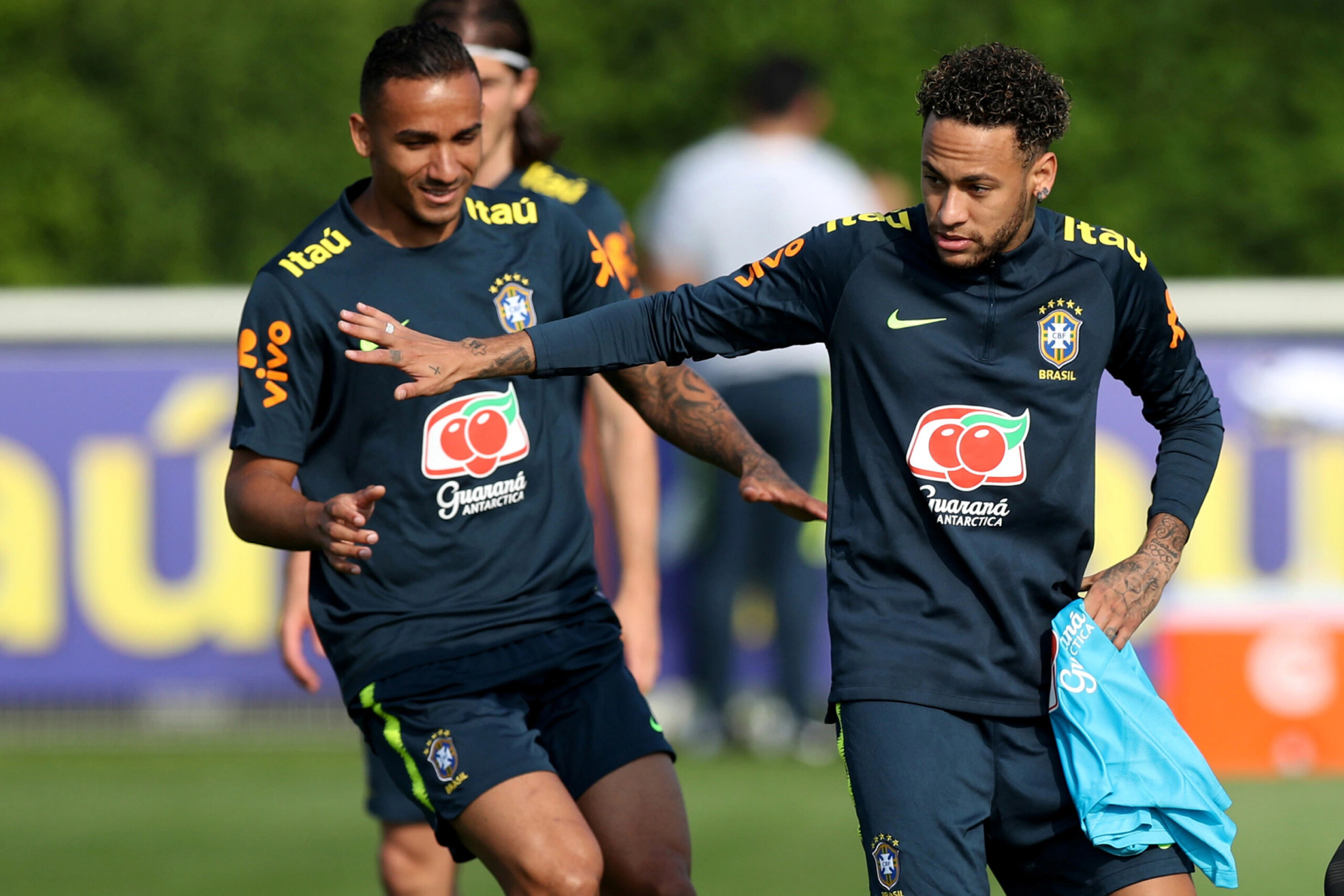Danilo e Neymar estão fora da fase de grupos da Copa do Mundo