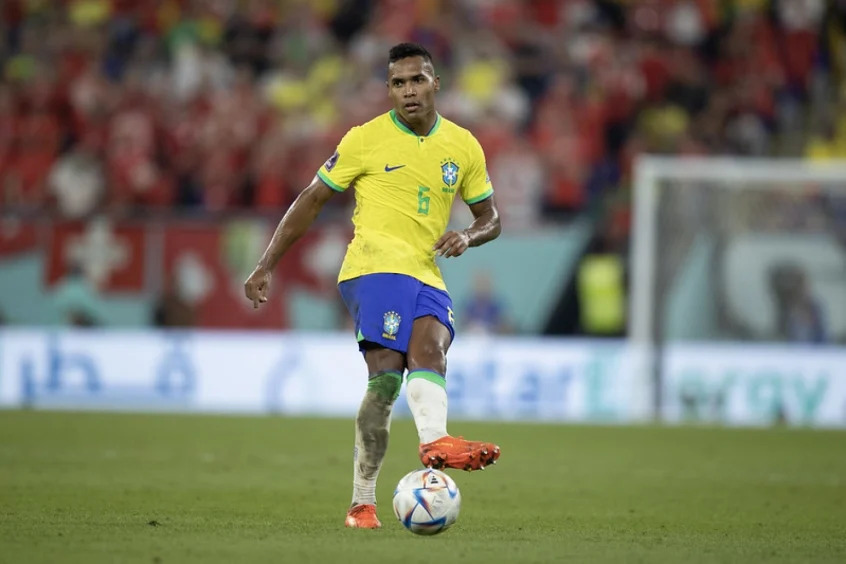 Alex Sandro tem lesão no quadril e está fora do jogo contra Camarões
