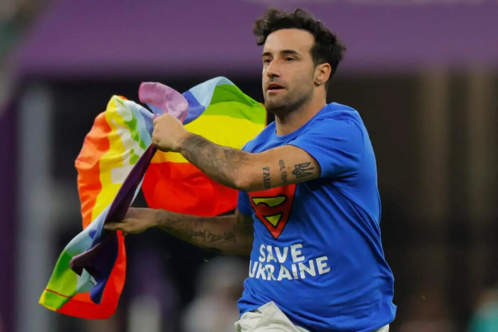 Homem invade campo com bandeira LGBTQIA+ e é banido da Copa do Catar
