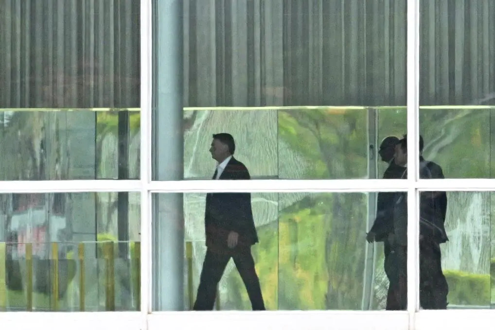 Bolsonaro completa 38 horas de silêncio sobre derrota nas urnas para Lula