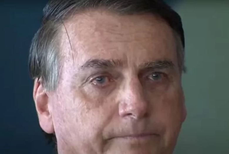Bolsonaro chora ao participar de evento militar em Brasília; veja vídeo