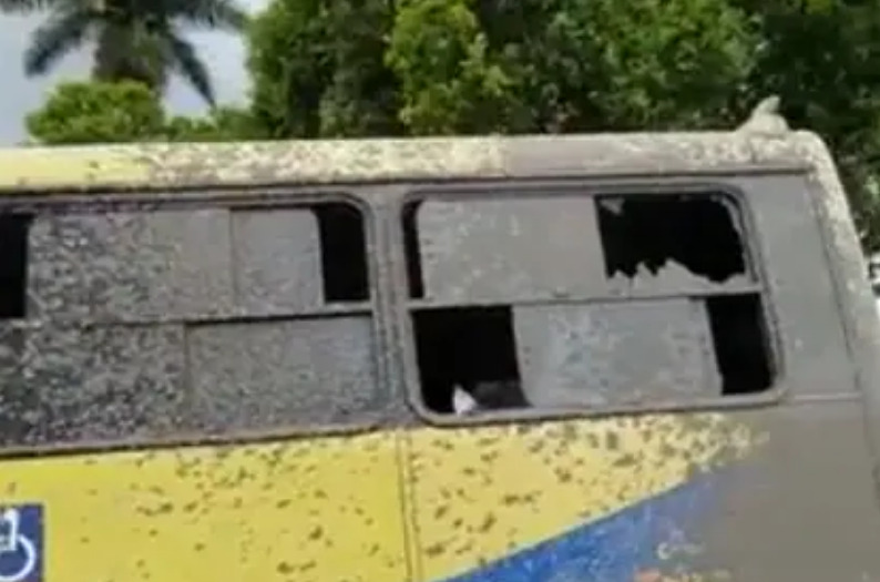 Betoneira estoura, deixa idosos cobertos de cimento e ônibus destruído em MG