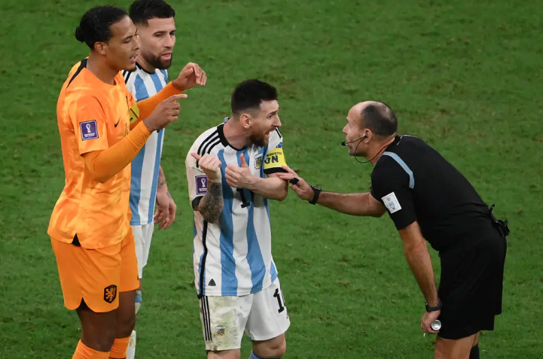 Juiz que irritou Messi não apitará mais jogos da Copa do Catar, diz rádio