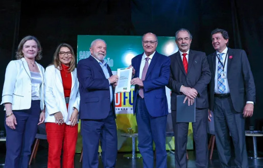 Com Alckimin e sem Tebet, Lula anuncia 16 ministros para o governo