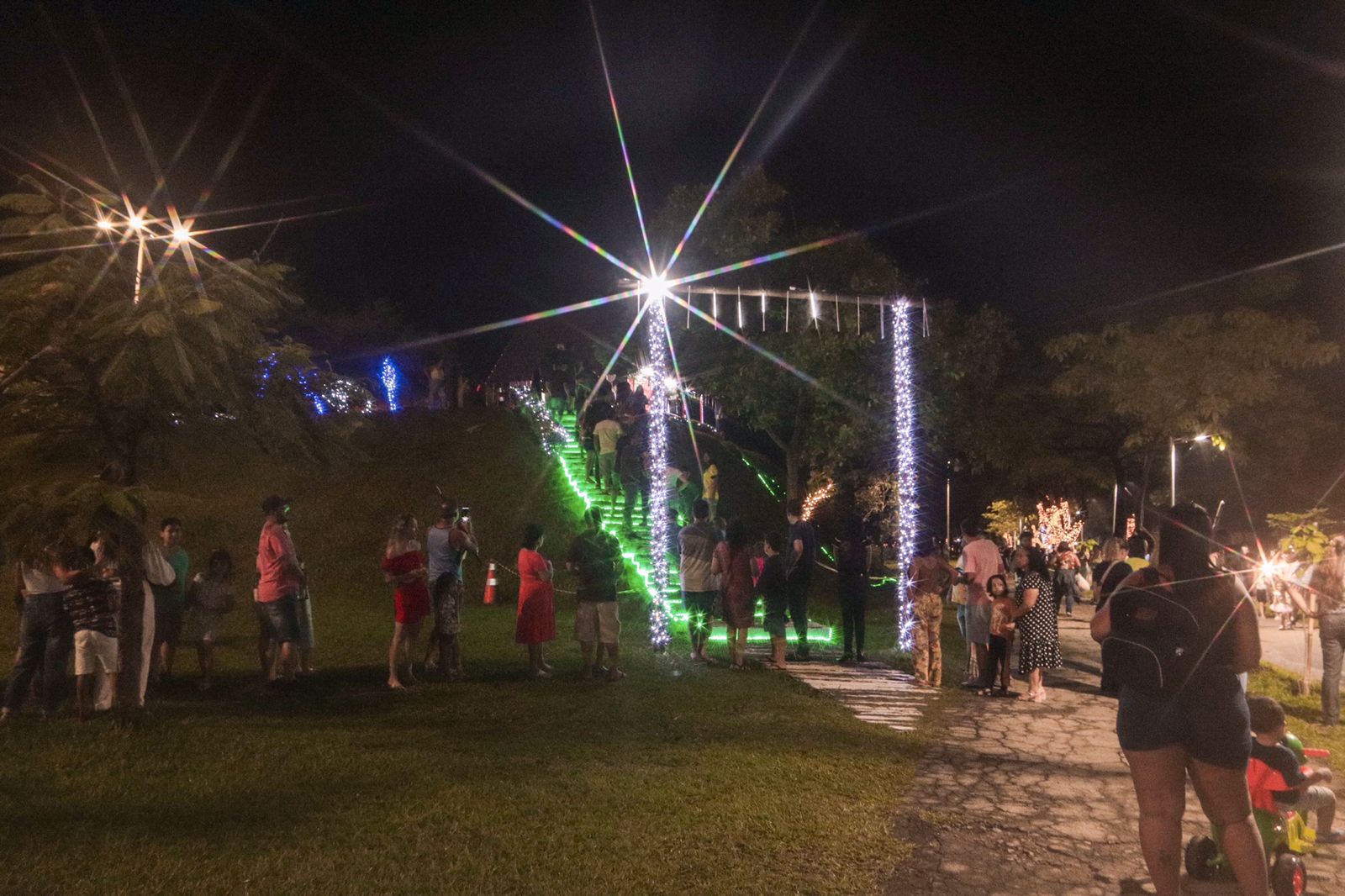 Ipatinga ilumina com luzes de Natal o seu principal cartão postal