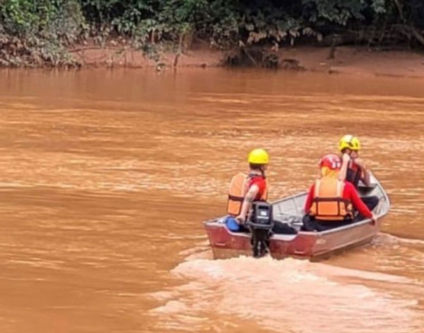 Bombeiros de Ipatinga auxiliam na busca pela criança desaparecida a mais de 48 horas em Antônio Dias